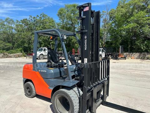 Toyota 8FDU32 PNEUMATIC TIRE DIESEL FORKLIFT