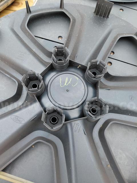 set of 4 Ford Explorer Taurus plastic hubcaps OEM USED DG13-1130-AA