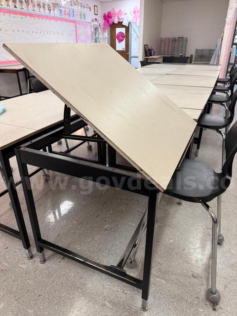 1 Lot of 25 Art Tables