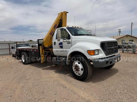 2000 Ford F-750 Flatbed Truck