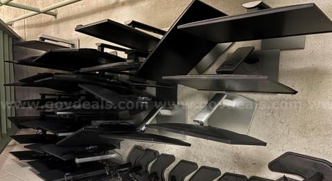 31 Dell 24in Monitors with stands