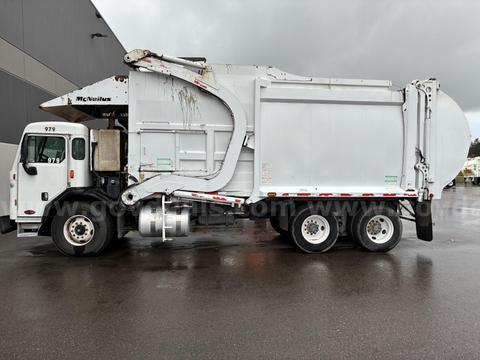 2015 Peterbilt 320
