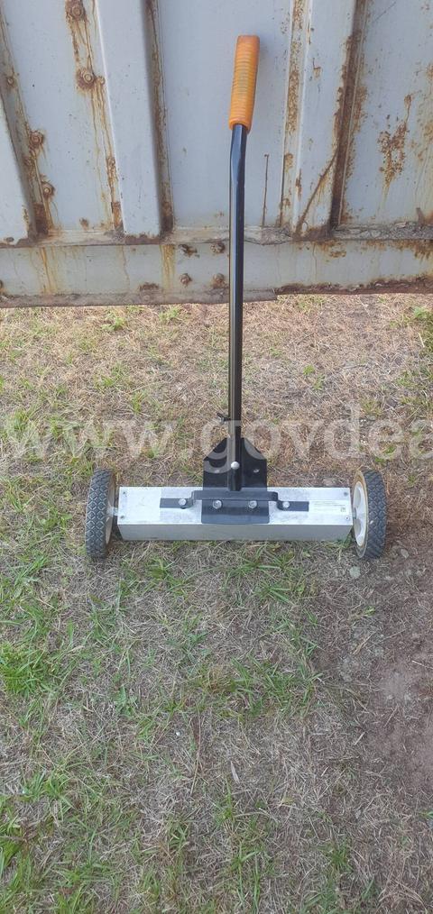 SWEEPER, MAGNETIC, MOBILE, 18 IN WIDE