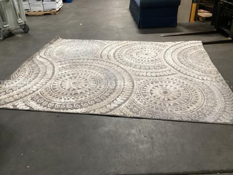 8' x 10' Area Rug.