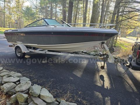 1985 Chaparral 200 XLC / BR3 20ft boat w matching Chaparral trailer Mercruiser 2.3L engine
