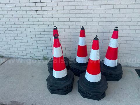 (25) UNUSED/NEW REFLECTIVE SAFETY TRAFFIC CONES, APPROX. 28" TALL