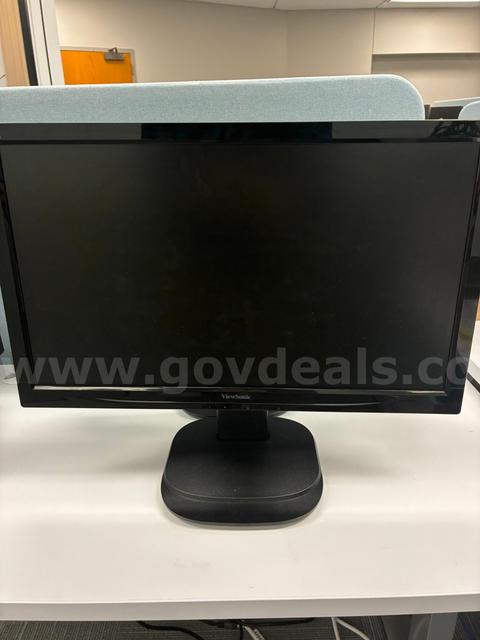 6 Computer Monitors - Working