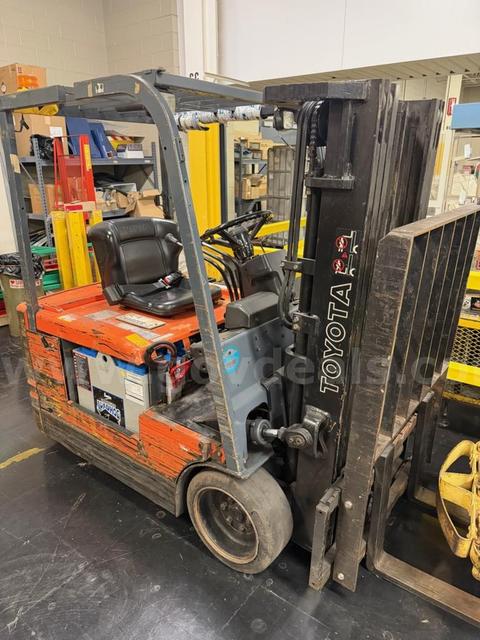 TOYOTA FORKLIFT - RUNNING