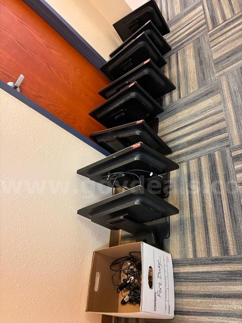 8 HP LA2205wg monitors
