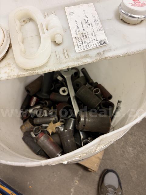 Miscellaneous hand tools, sockets, Tire sealant tank