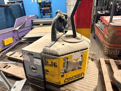 Crown electric pallet jack/walkie truck Not currently operational Battery included.