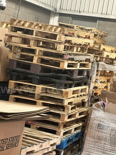 Lot of approximately 30 wood pallets