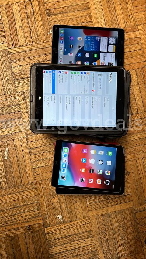A lot of 32 mixed iPad some of them with SIM card