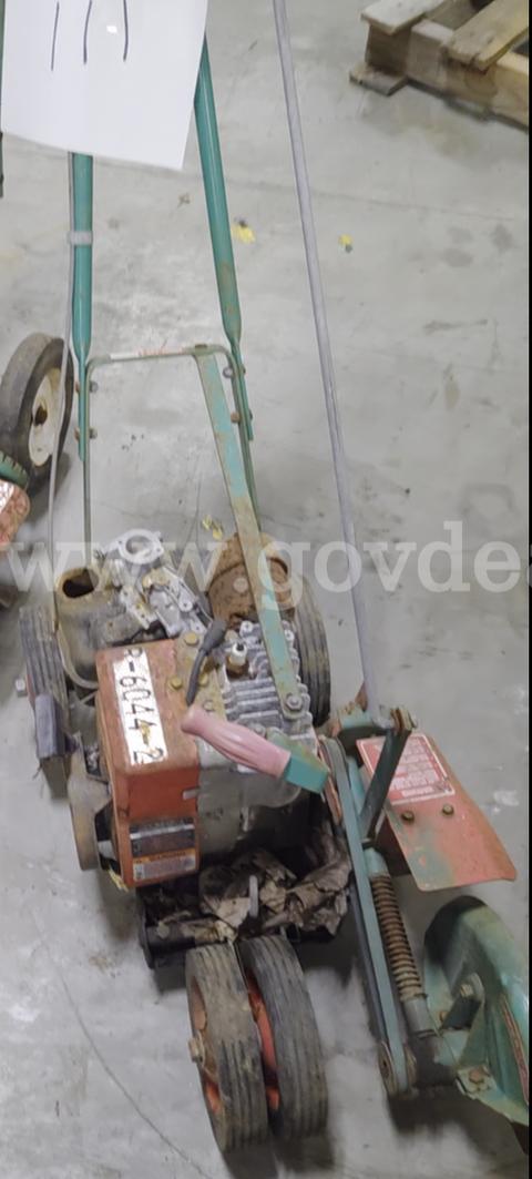 2004 Power Trim lawn edger Briggs & Stratton 4-cycle horizontal shaft engine