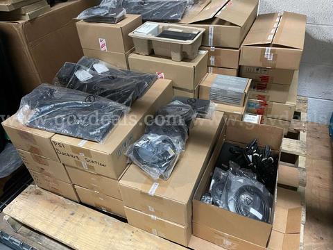 Lot of 56 Lenovo ThinkPad Docks, Port Replicators & USB Hubs β Open Box, Used, Sealed, Ultra, Pro, Workstation, OneLink