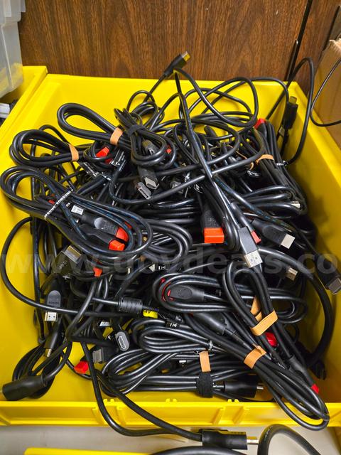 IT - Lot #668 - Lot of 6 FT HDMI Cables