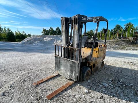 1989 Caterpillar T40DSA  Pneumatic Tire Forklift-Inoperable