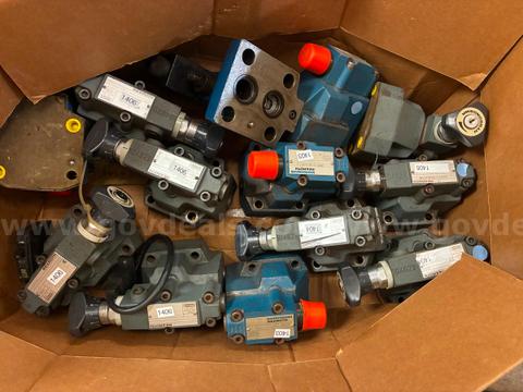 Bulk lot of 13 industrial hydraulic valves by Rexroth / Mannesmann Rexroth