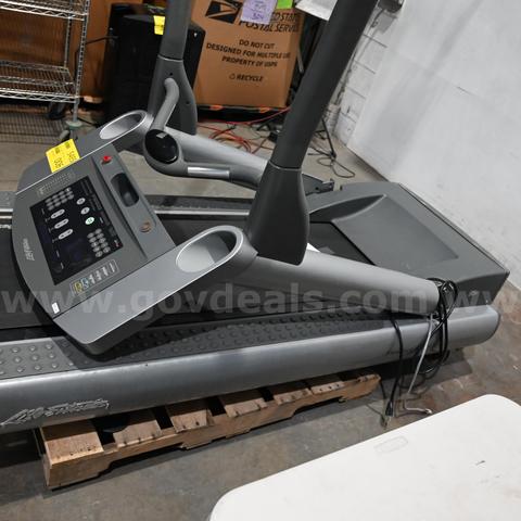 Life Fitness 95Ti R Treadmill (FOR PARTS OR REPAIR)