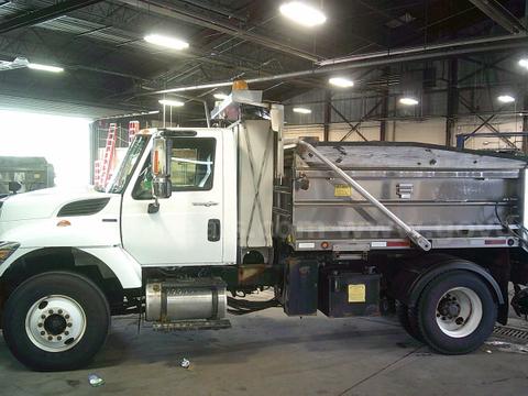 INTERNATIONAL DUMP TRUCK WITH PLOW & SALT SPREADER (2010)