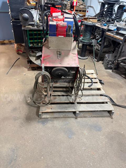 Lincoln Electric  IDEALARC 250 Welder