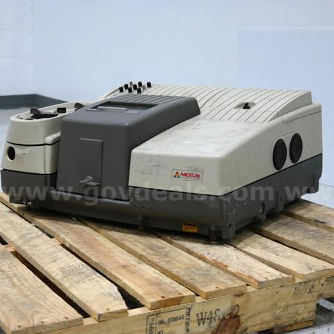Thermo Nicolet Nexus 870 FT-IR Spectrometer - FOR PARTS OR REPAIR