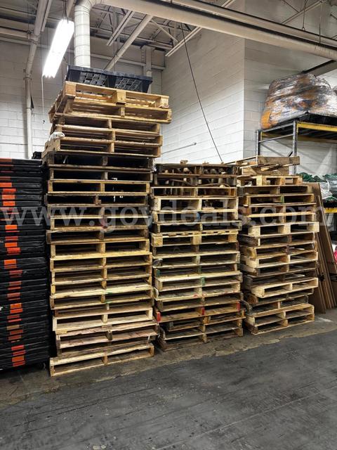 Lot of 100 Assorted Types of Wooden Pallets - Great Condition