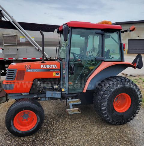 2002 Kubota M5700 Tractor