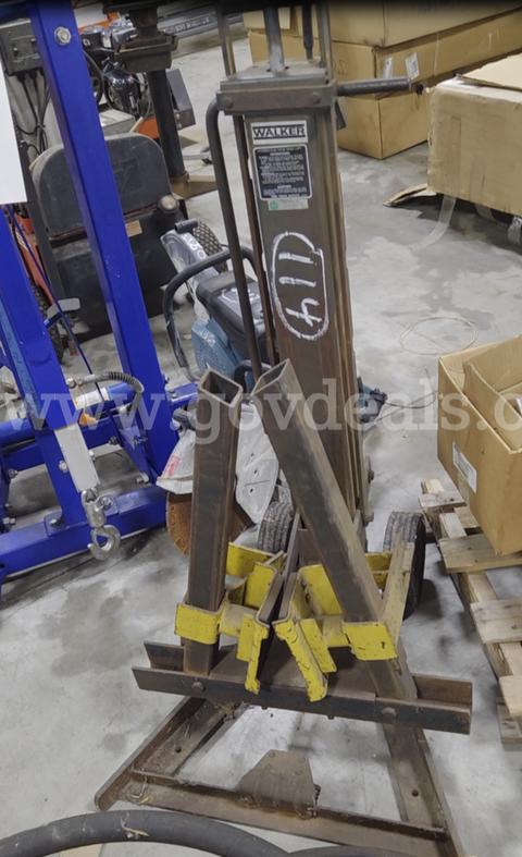 1970 Walker hydraulic bumper jack