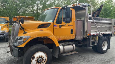 Medium-Duty Dump Truck 2013 International 7400