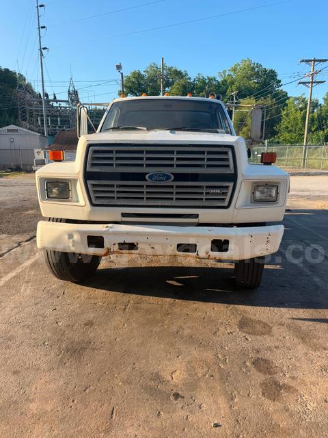 1989 Ford F800F/ sand spreader