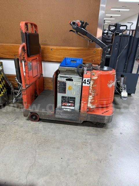 TOYOTA TRACTOR TOW TUG WITH BATTERY - NON WORKING