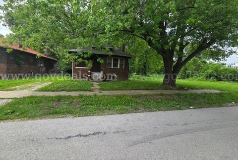 Investor Special! 2BR / 1BA Single Family Brick Home with 2 Additional Lots!
