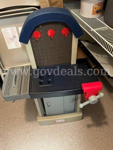 CHILDREN'S TOOL WORK STATION