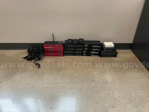 LOT OF MISCELLANEOUS ROUTERS AND ACCESSORIES