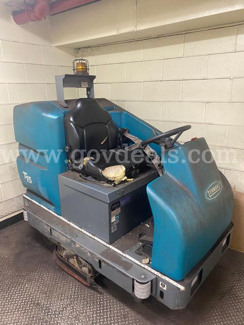 Tennant T-15 Ride on Scrubber Machine