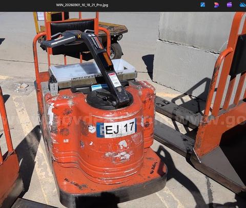 TOYOTA TRACTOR TOW TUG WITH BATTERY-in working condition
