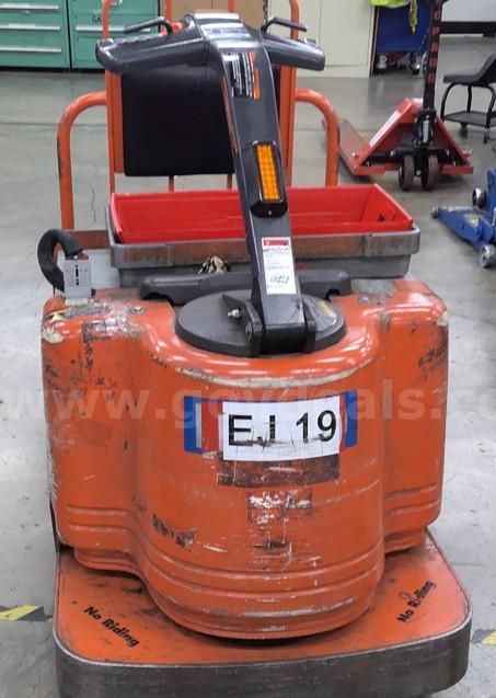 TOYOTA TRACTOR TOW TUG WITH BATTERY-in working condition