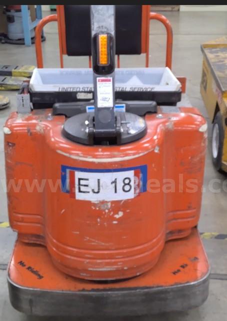 TOYOTA TRACTOR TOW TUG WITH BATTERY-in working condition