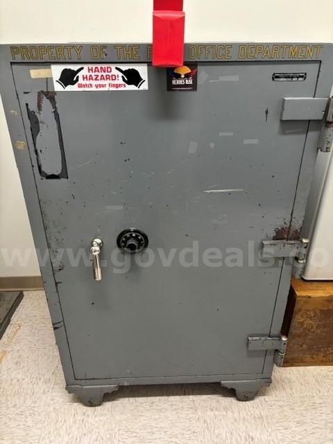 Lot of 1 Floor Safe