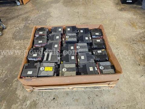Lot of 100 Motorola XTL2500 900 MHz Mobile Radio Bricks – Tested
