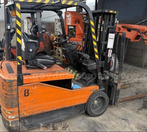 TOYOTA FORKLIFT WITH BATTERY - In Working Condition