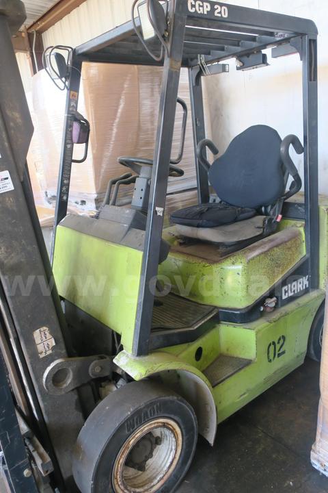 LOT OF (1) CLARK GENESIS SERIES FORKLIFT CGP 20- IN FAIR COSMETIC CONDITION!