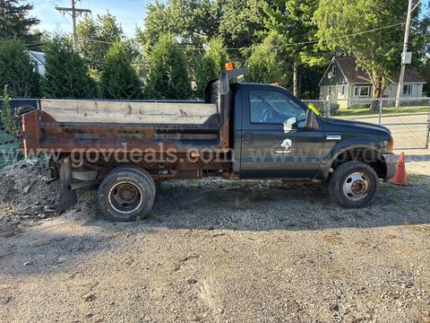 2005 Ford F-350 SD XL 4WD DRW - Dump