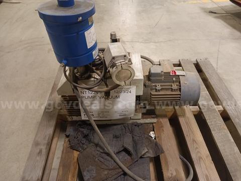 LEYBOLD VACUUM PUMP USED GOOD CONDITION