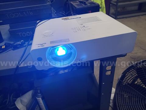 PANASONIC LCD PROJECTOR NO CONTROLLER GOOD CONDITION