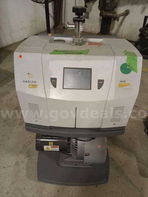 HELIUM LEAK DETECTOR USED GOOD