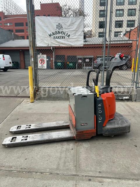 Toyota 8HBE30 Electric End-Rider Pallet Jack - 6,000lb 24v