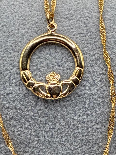 Gorgeous,24k Gold Filled, 22”  Figaro Necklace With Claddagh Pendant