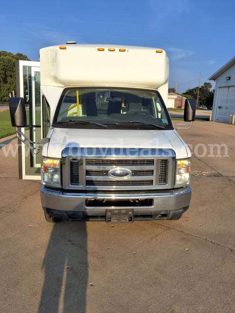 2010 Ford E-450 w/Braun Wheelchair Lift